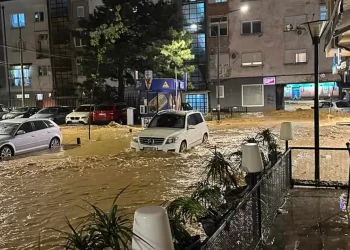 “Uji u hyri në shtëpi nga të gjitha anët”, Kryetari i Pejës jep detaje si humbën jetën nënë e bir pas vërshimeve