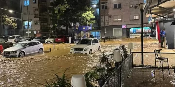 “Uji u hyri në shtëpi nga të gjitha anët”, Kryetari i Pejës jep detaje si humbën jetën nënë e bir pas vërshimeve