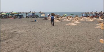 Pa filluar mirë sezona, nisin përleshjet për shezlongët në Shqipëri