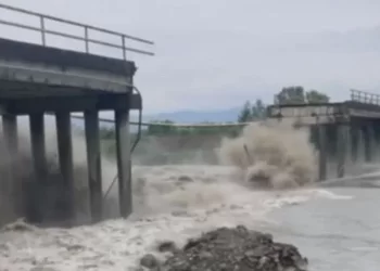 Reshjet e dendura të shiut, momenti kur shembet ura në Serbi