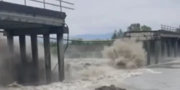 Reshjet e dendura të shiut, momenti kur shembet ura në Serbi