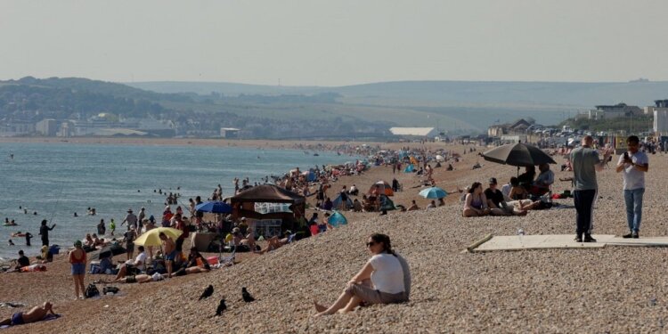 Verë e nxehtë në Britani/ Temperaturat arrijnë në 30 gradë, ka mungesë uji!