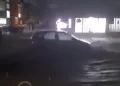 “Mos dil, mos dil”, momenti kur vërshimet në Pejë e marrin një veturë me vete
