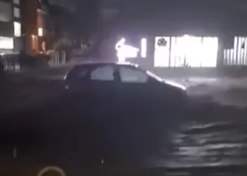 “Mos dil, mos dil”, momenti kur vërshimet në Pejë e marrin një veturë me vete