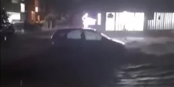 “Mos dil, mos dil”, momenti kur vërshimet në Pejë e marrin një veturë me vete