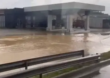 Vërshohet nga uji magjistralja Prishtinë-Podujevë, veturat pothuajse mbulohen nga uji!