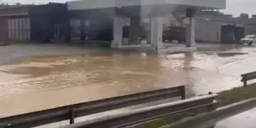 Vërshohet nga uji magjistralja Prishtinë-Podujevë, veturat pothuajse mbulohen nga uji!