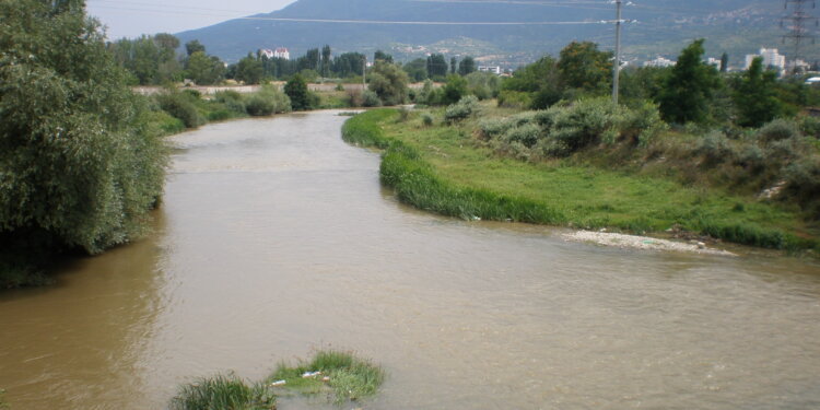 Vdesin tre anëtarët e familjes nga Kosova që ranë në lumin Lepenc të Shkupit