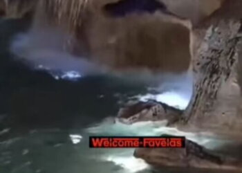 Turisti problematik në Romë hipën mbi statuja dhe zhytet në shatërvanin e Trevit!