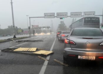 Gjashtë të vdekur dhe qindra të lënduar nga stuhia që përfshiu Ballkanin