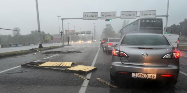 Gjashtë të vdekur dhe qindra të lënduar nga stuhia që përfshiu Ballkanin