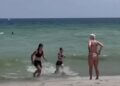 Tmerrohen pushuesit në plazh, peshkaqeni lëviz me shpejtësi drejt bregut në Florida