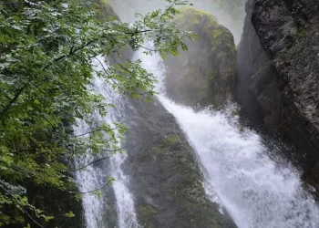 Vdes një person dhe lëndohet rëndë një tjetër, ranë me veturë në lumin Drini i Bardhë