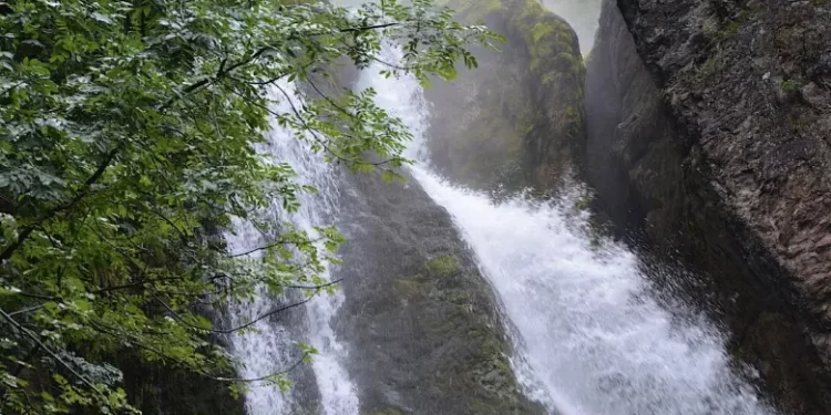 Vdes një person dhe lëndohet rëndë një tjetër, ranë me veturë në lumin Drini i Bardhë