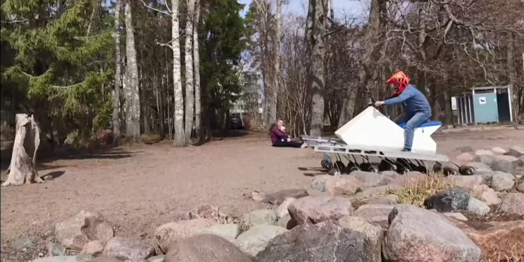 Nuk ka pengesë që e ndal, motori “shumëkëmbësh” ia kalon makinave më të mira “4×4”!