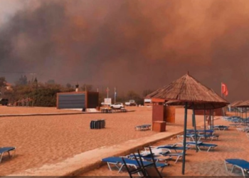 Ishulli grek kaplohet nga flakët: Mijëra njerëz largohen nga shtëpitë e hotelet