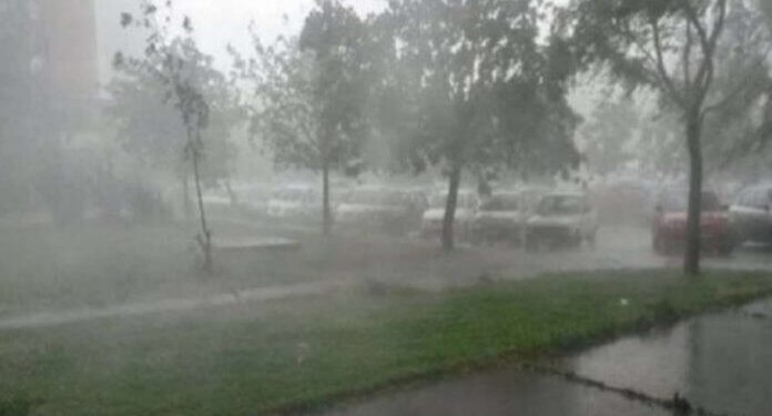 Stuhi e fortë në Prishtinë, në Bregun e Diellit bie kulmi i ndërtesës