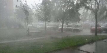 Stuhi e fortë në Prishtinë, në Bregun e Diellit bie kulmi i ndërtesës