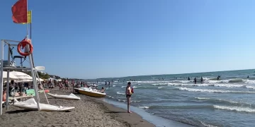 Infarkti në det, pse po preken edhe moshat e reja? Kardiologu tregon gabimin që mund të jetë fatal