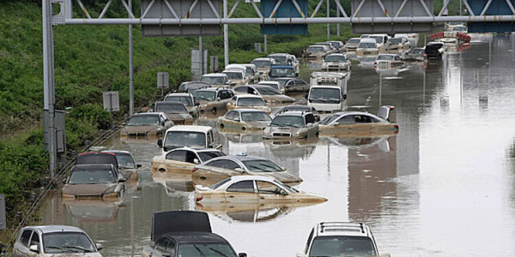 Shteti aziatik përfshihet nga shirat e rrëmbyeshëm, bilanci është tragjik!