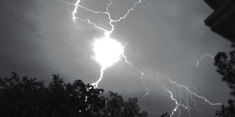 Shkuan për të ndihmuar të plagosurit nga rrufeja, e pësojnë edhe polici me pilotin në Zvicër