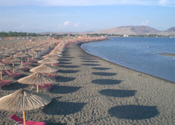 Nga Velipoja tek Saranda, sa kushtojnë çadrat dhe shtretërit në plazhet e Shqipërisë