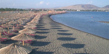 Nga Velipoja tek Saranda, sa kushtojnë çadrat dhe shtretërit në plazhet e Shqipërisë