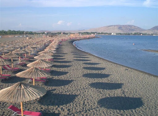 Nga Velipoja tek Saranda, sa kushtojnë çadrat dhe shtretërit në plazhet e Shqipërisë