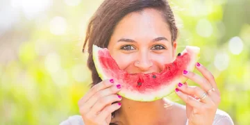 Vala e të nxehtit, çfarë rekomandojnë ekspertët të hanë në temperatura 40!