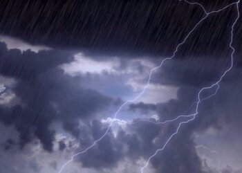 Stuhi e fortë dhe rrebeshe shiu në juglindje të Shqipërisë, dhjetëra fshatra pa energji