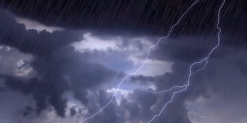 Stuhi e fortë dhe rrebeshe shiu në juglindje të Shqipërisë, dhjetëra fshatra pa energji