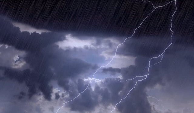 Stuhi e fortë dhe rrebeshe shiu në juglindje të Shqipërisë, dhjetëra fshatra pa energji