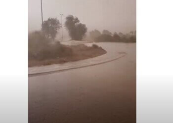 Pamje nga Dubai, qyteti mbulohet nga stuhi pluhuri dhe shi i dendur