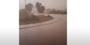 Pamje nga Dubai, qyteti mbulohet nga stuhi pluhuri dhe shi i dendur