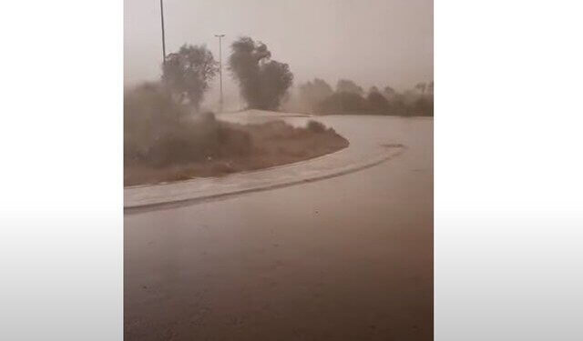 Pamje nga Dubai, qyteti mbulohet nga stuhi pluhuri dhe shi i dendur