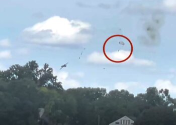 Momenti kur 2 persona hidhen me parashutë pak para se avioni të shpërthejë