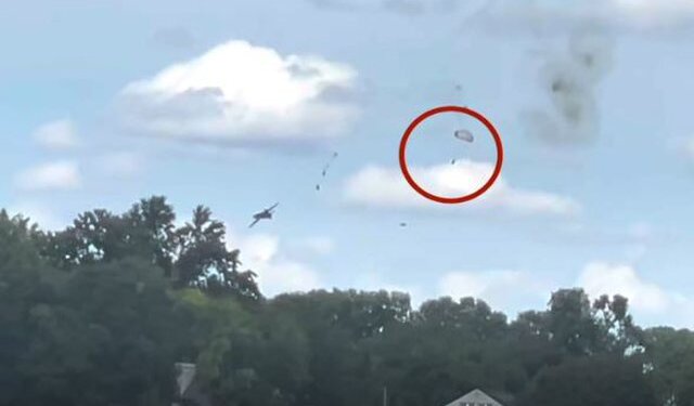 Momenti kur 2 persona hidhen me parashutë pak para se avioni të shpërthejë