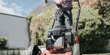 Studimi: Kositja e barit për vetëm 11 minuta në ditë ulë shanset për vdekje të hershme