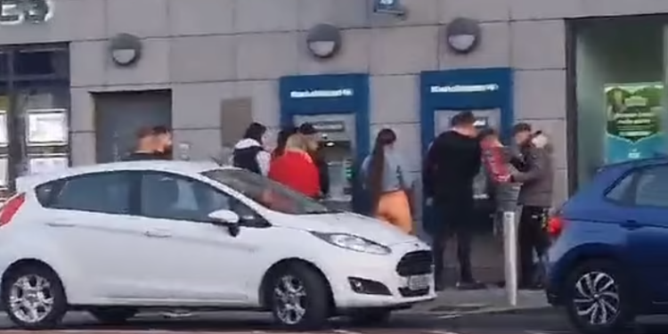 Para “falas” për të gjithë, kaos pas defektit me bankomatët!