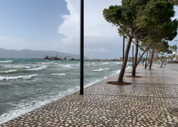 Stuhi dhe reshjet e dendura “pushtojnë” Vlorën, përmbytje dhe trafik i dendur