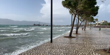 Stuhi dhe reshjet e dendura “pushtojnë” Vlorën, përmbytje dhe trafik i dendur