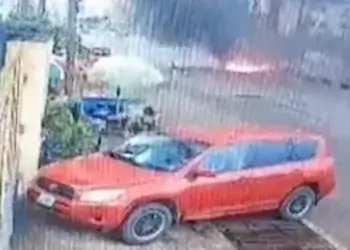 Momenti kur aeroplani bie në mes të rrugës së makinave dhe përfshihet nga flakët!