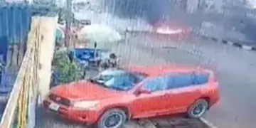 Momenti kur aeroplani bie në mes të rrugës së makinave dhe përfshihet nga flakët!