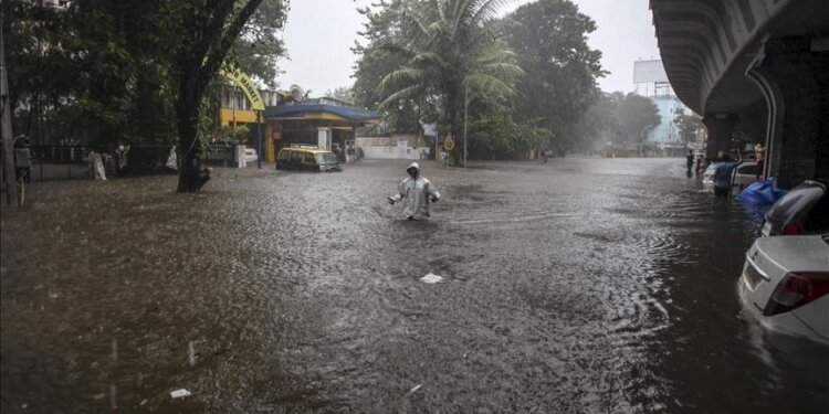 Italia përfshihet nga shira të rrëmbyeshëm dhe rrëshqitje dheu