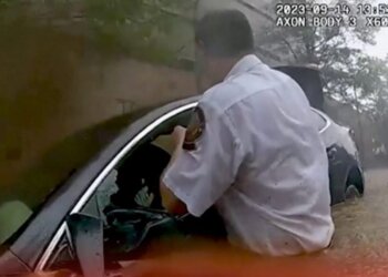 Pamje dramatike: Qyteti në ShBA goditet nga moti i ligë, shoferi ngec brenda veturës nga niveli i ujit