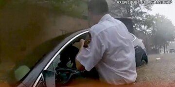 Pamje dramatike: Qyteti në ShBA goditet nga moti i ligë, shoferi ngec brenda veturës nga niveli i ujit