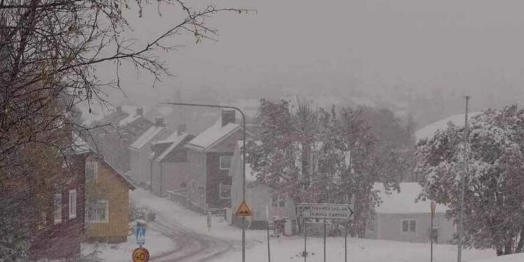 Reshjet më të mëdha të borës për këtë periudhë të vitit në 118 vitet e fundit në veri të Suedisë