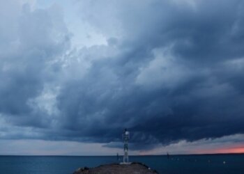 Meteorologët paralajmërojnë mot ekstrem në rajon, Greqia “në alarm të kuq”