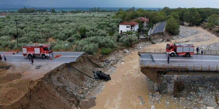 Gjendje “apokaliptike” në Greqi, rrugë të çara në dysh, niveli i ujit arrin në 2 metra, “fshin” toka bujqësore dhe shtëpi