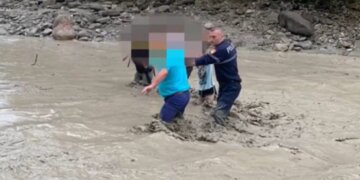 Reshjet e mëdha: shpëtohen 23 turistë të huaj në Shqipëri!